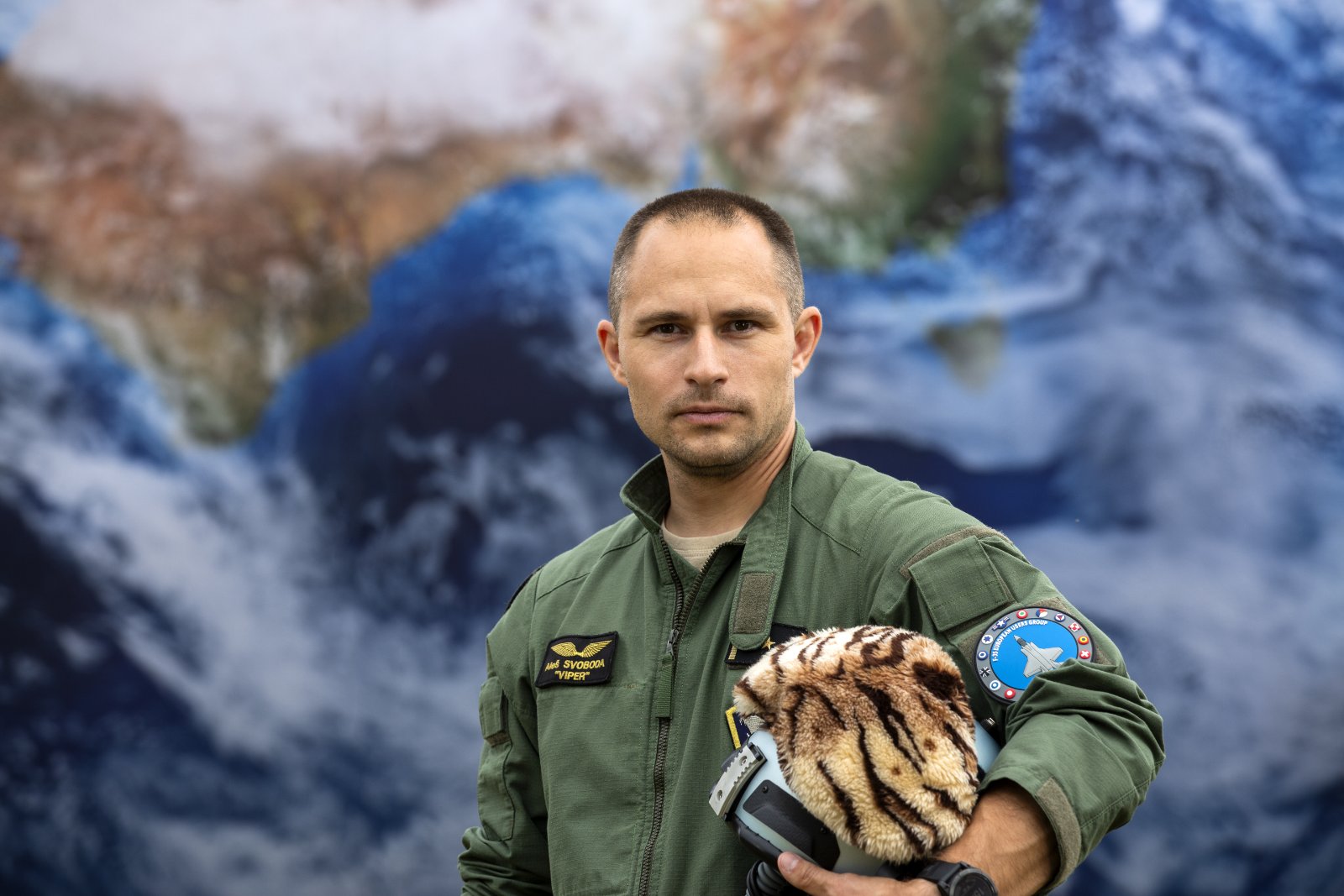 Aleš Svoboda před mapou Země